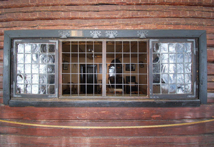 Окна со свинцовыми переплетами в домике Петра I. Реконструкция 1970-х. Фото С. В. Васильева, 2018
